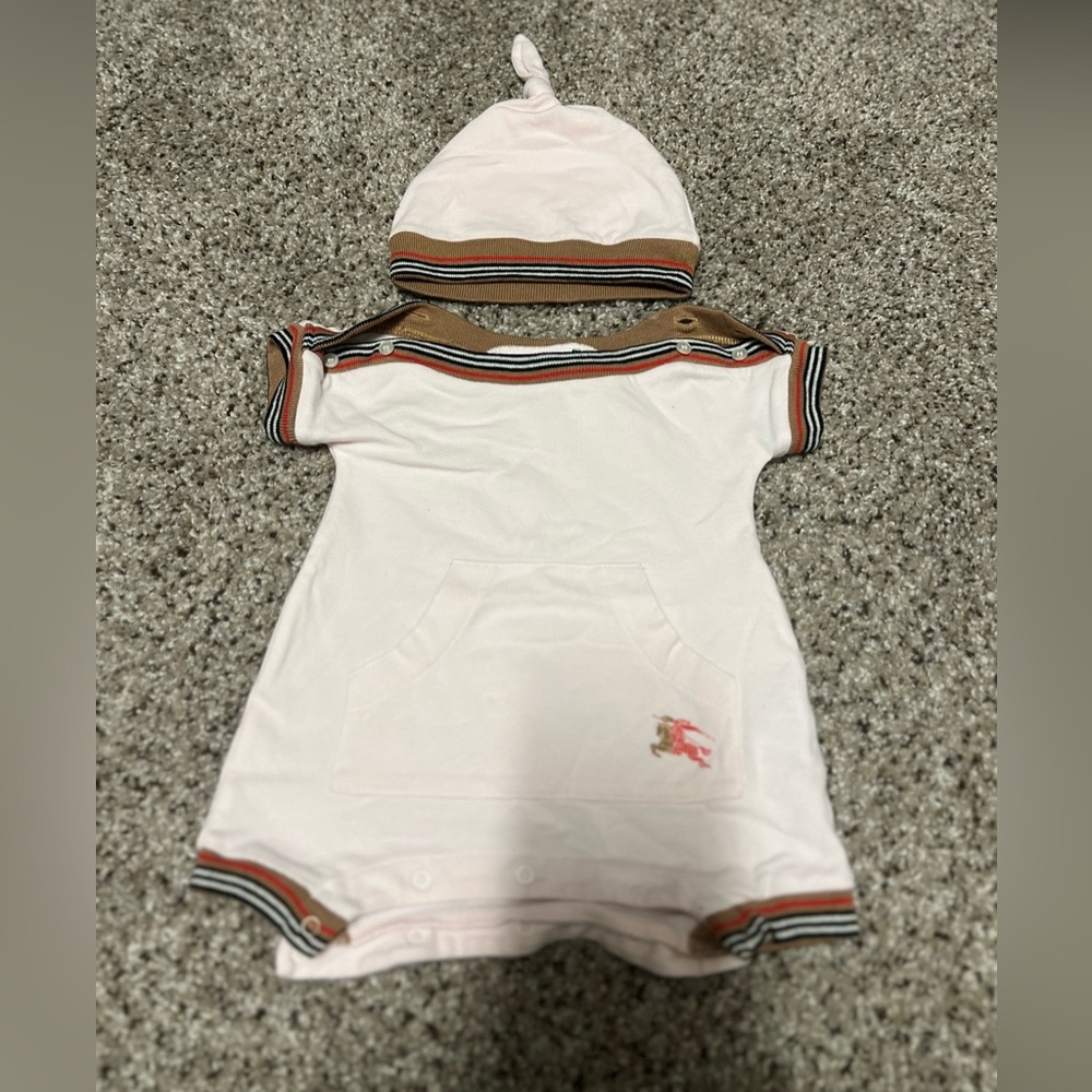 Newborn Burberry onesie with hat - (0-3 month)